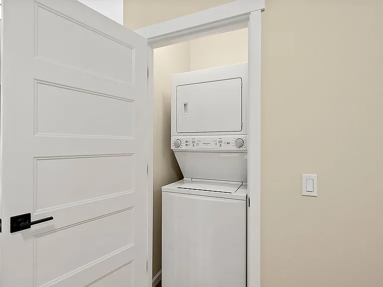 8511 Woodlawn Ave SW — Photo 11