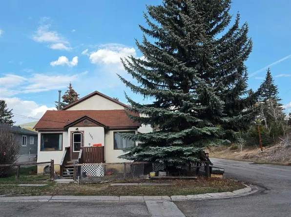 1201 W 83rd St, Crowsnest Pass, AB T0K 0M0