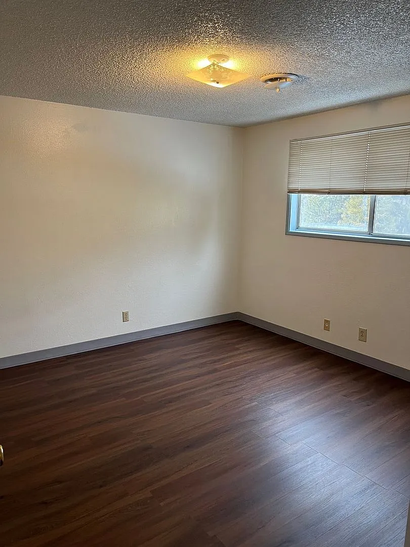 2 Bedroom, 1 Bathroom Upstairs Apartment - Moyina Heights — Photo 3