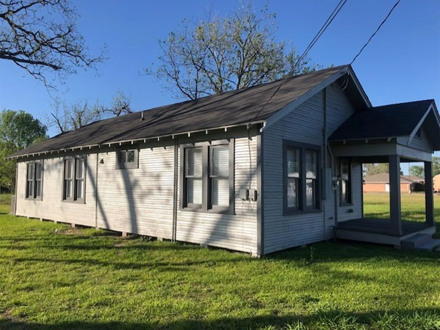 3 bed, 1.0 bath, 1096 sqft, $1,895 — Photo 3