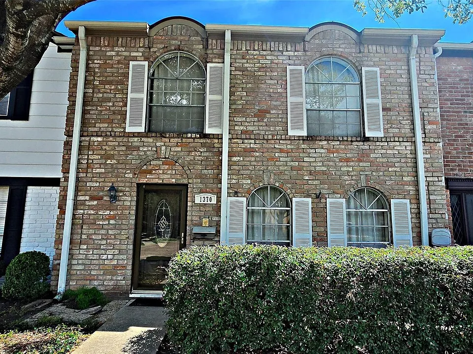 1370 Country Place Dr