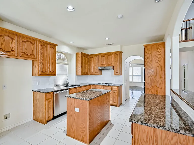 2716 Eastland Dr — Photo 15