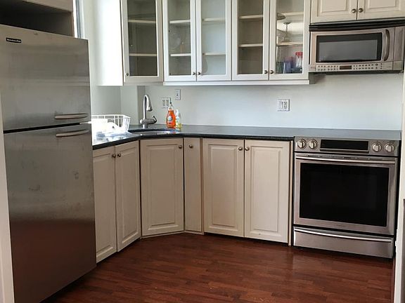 Beautiful remodeled kitchen w/ washer/dryer under counter