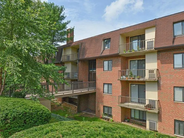 Fairway Park Apartments & Townhomes — Photo 1