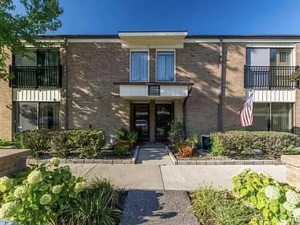18220 University Park Dr Unit 28, Livonia, MI 48152