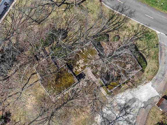 3rd image of 200 E Oak Cliff Ct