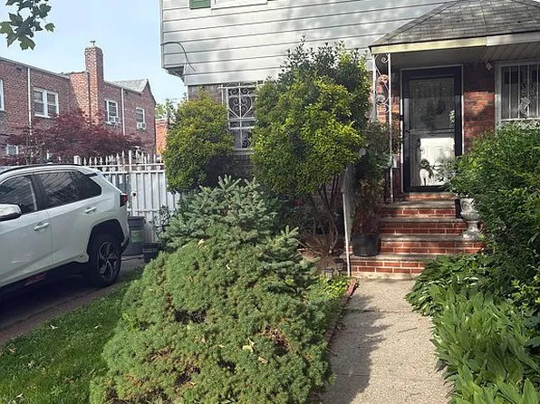 6511 175th St, Fresh Meadows, NY 11365