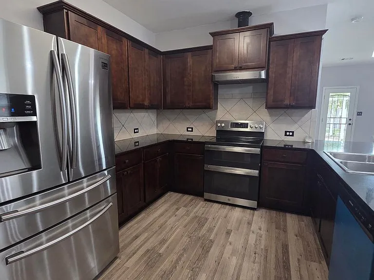 583 Fall River Dr — Photo 3