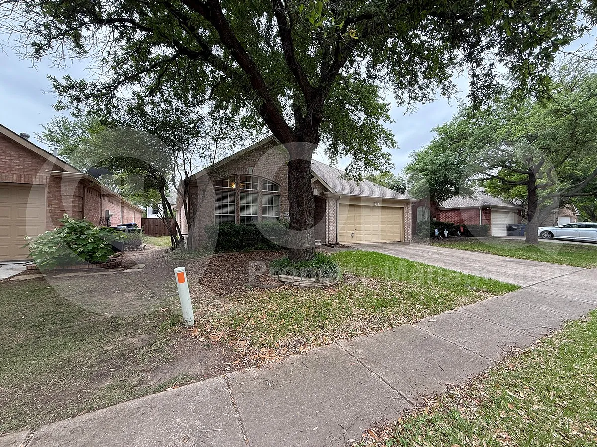 3 bed, 2.0 bath, 1727 sqft, $2,299 — Photo 2
