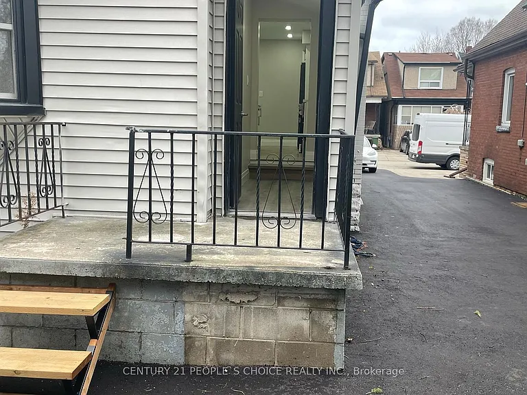 136 Edgemont St N — Photo 32