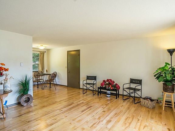 4th image of 1008 Carmel Ave