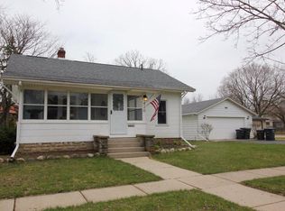420 Pleasant St, Mukwonago, WI 53149