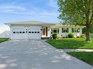 1722 N 10th Ave E, Newton, IA 50208