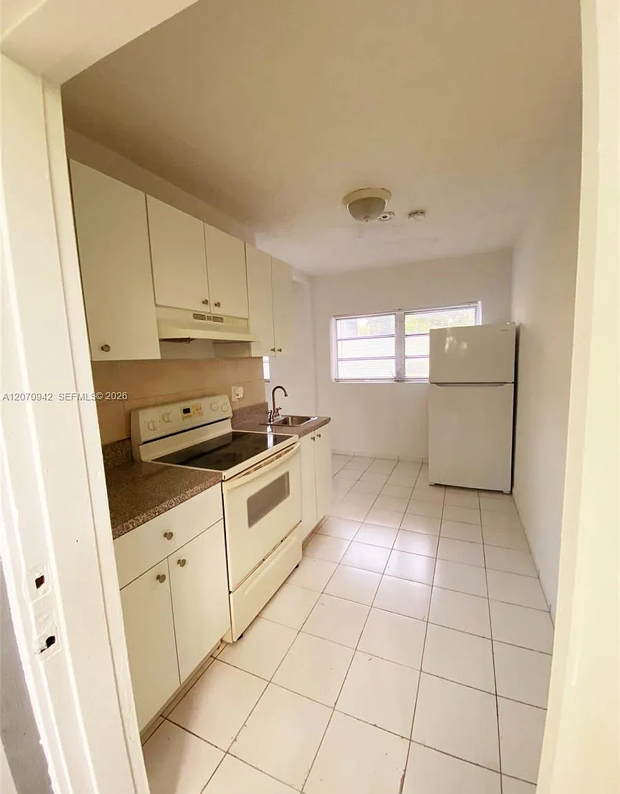 2612 Johnson St — Photo 2