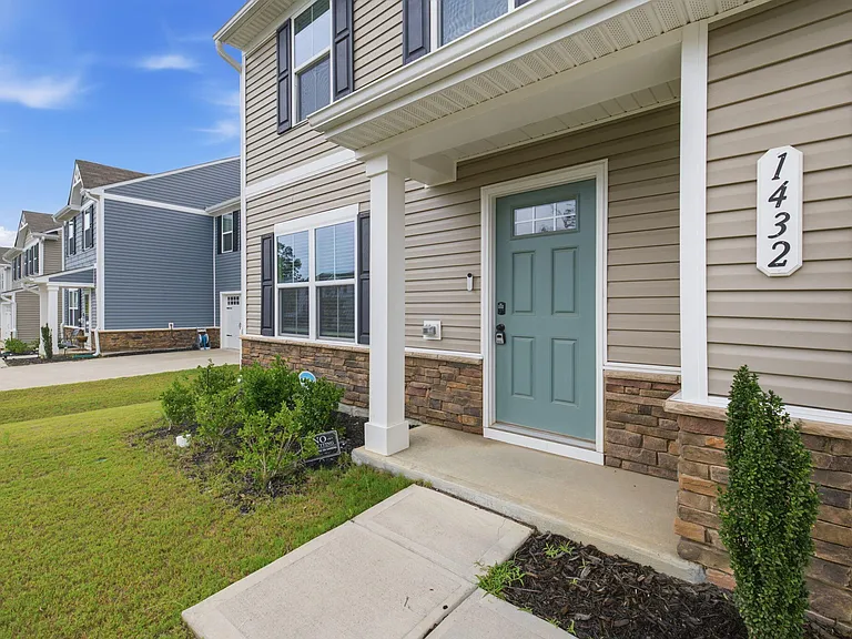 1432 Burgundy Bluff Ln — Photo 3