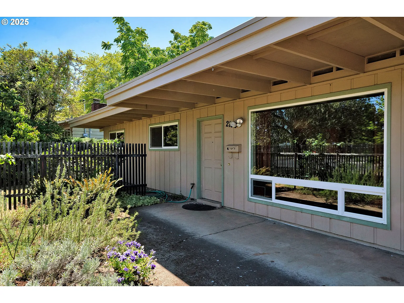 2130 Grant St photo 1