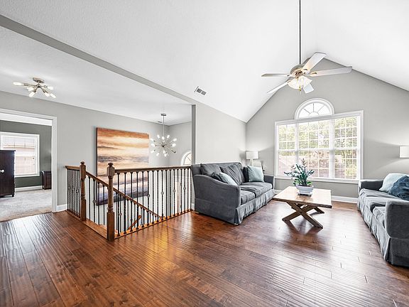 3rd image of 717 W Accipiter Cir