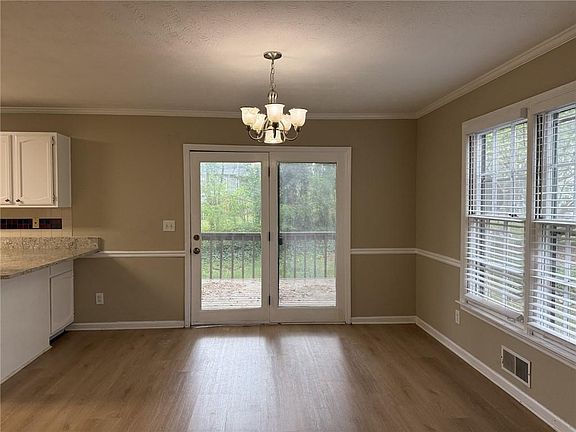5th image of 2130 Crescentview Dr
