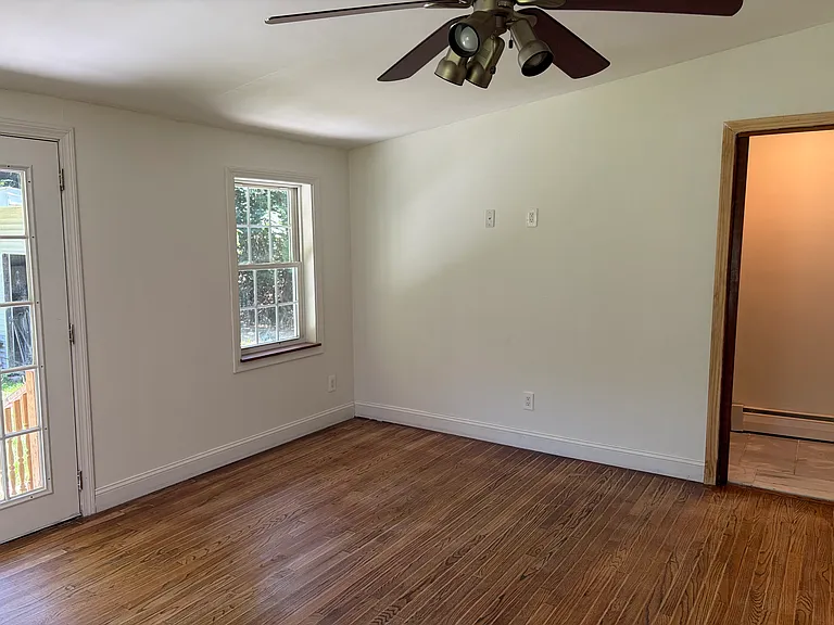 Extra living room/possible bedroom 5
