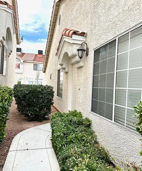 5255 Island Chain Rd — Photo 2