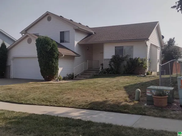 3930 Fieldcrest Dr, Sioux City, IA 51103