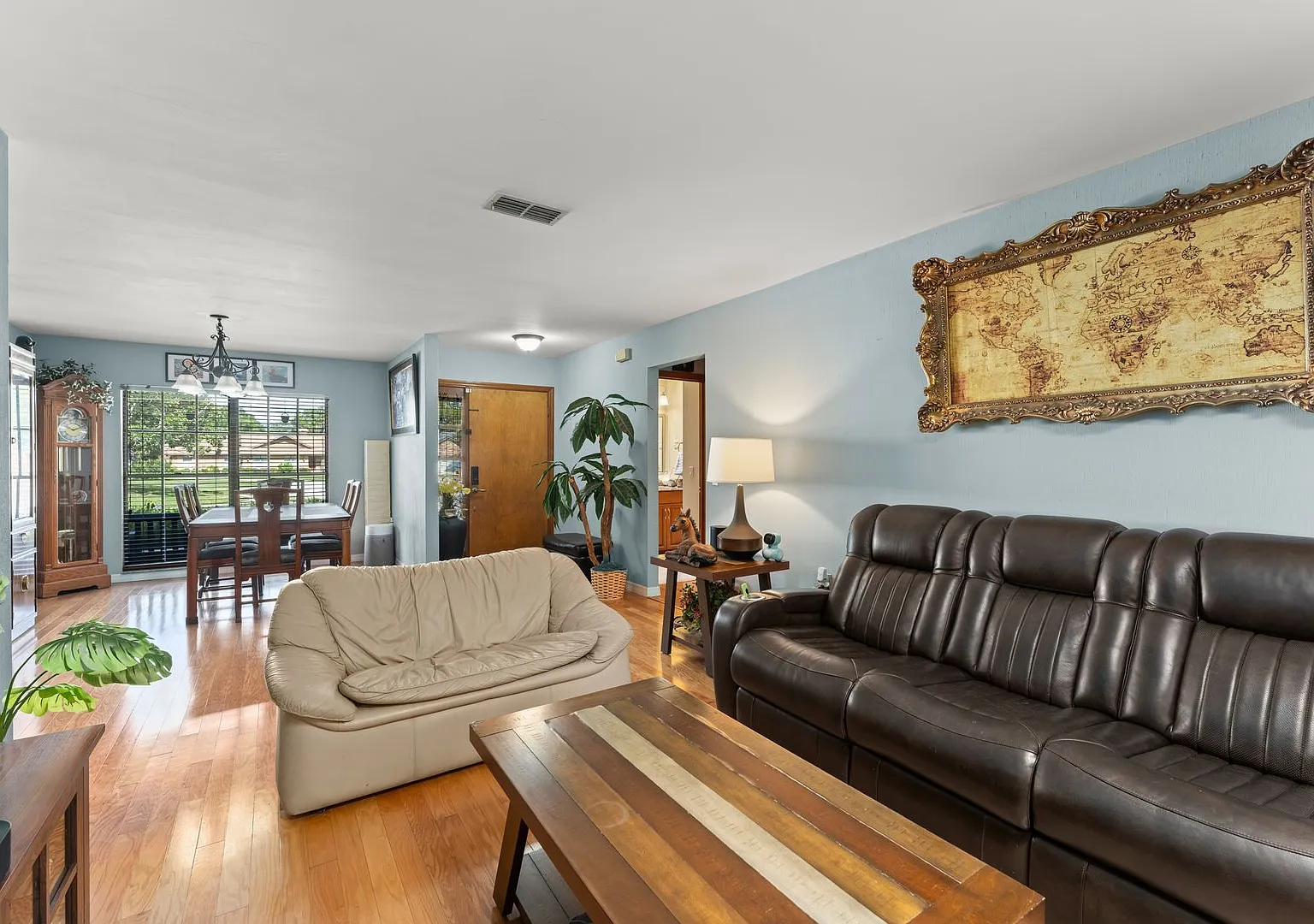 Spacious 4 Bedroom, 2 Bath Longwood Home with 2-Car Garage, Fireplace & Huge Screened Patio! — Photo 3