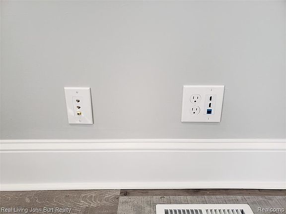 4th image of 41 Pearl St
