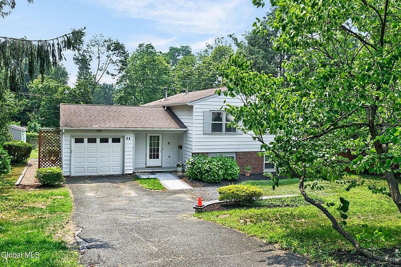 3rd image of 28 Tamarack Lane