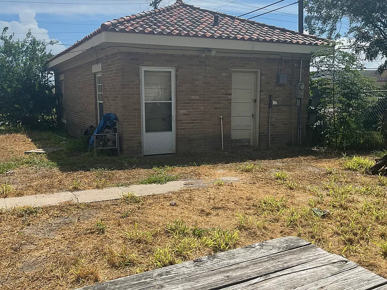 208 E Ligustrum Blvd — Photo 10