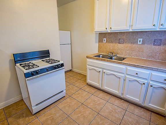 5th image of 1056 S Normandie Ave APT 301