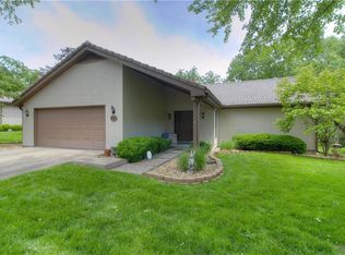 37 Woodlands Dr E, Gladstone, MO 64119