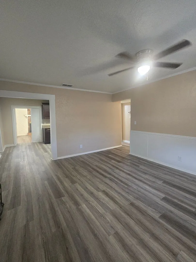 Four bedroom two bath — Photo 1