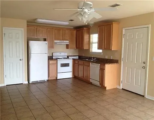 3 bed, 2138 sqft, $1,600 — Photo 3