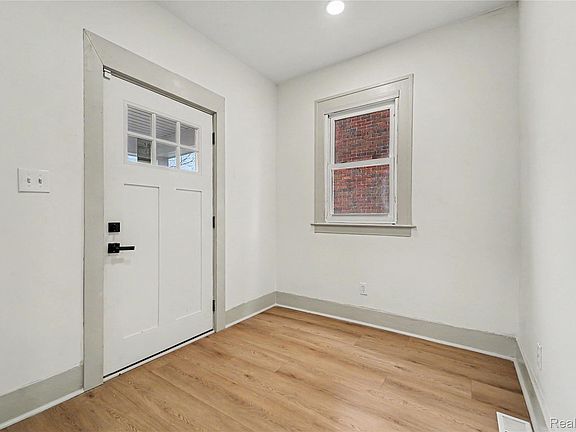 5th image of 1187 Lawrence St
