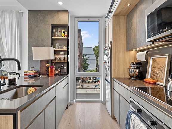 5th image of 151 Carlton Ave #2E