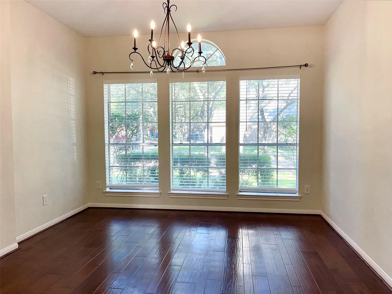 3 bed, 2.0 bath, 1638 sqft, $2,200 — Photo 3