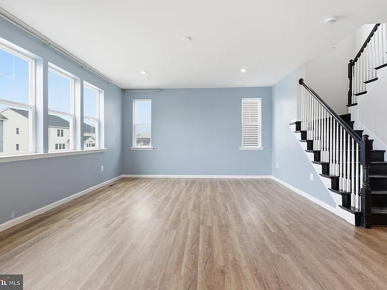 10302 Spotswood Dr — Photo 10