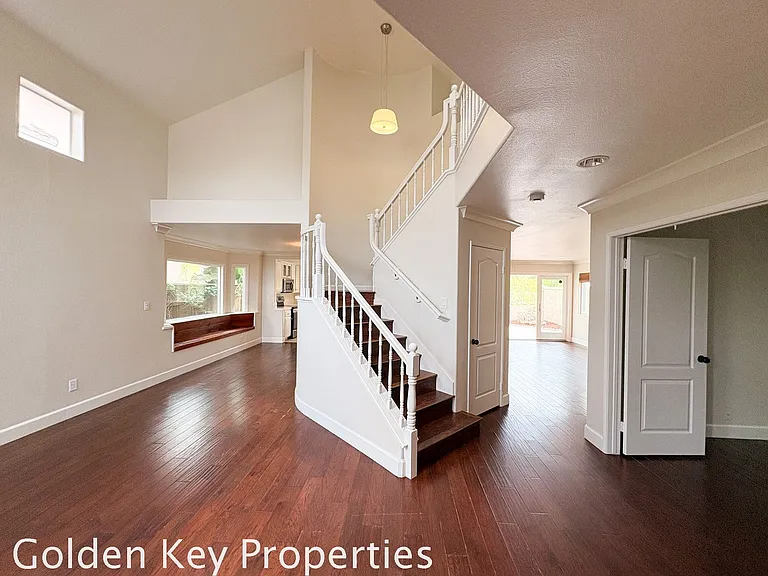 3274 San Tomas Dr — Photo 3