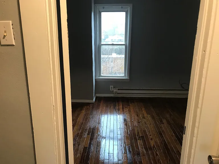 841 E 4th St — Photo 3