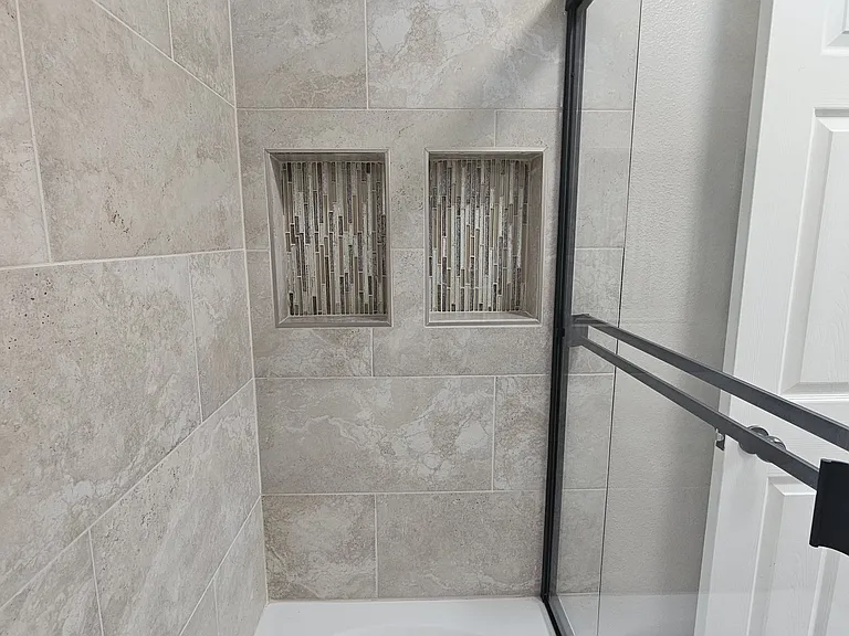 Upgraded tiled double-niche area