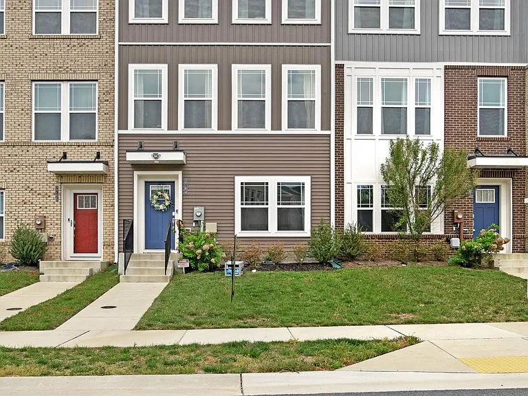 2764 Bridgewater Dr — Photo 1