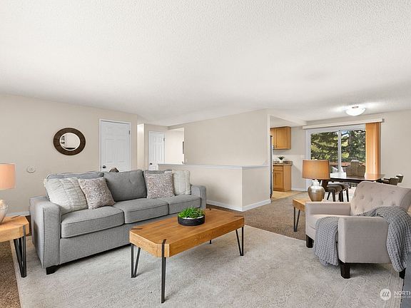Living Room>