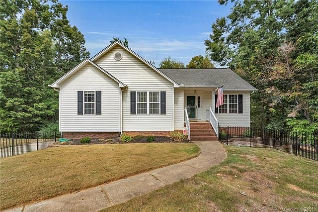 1st image of 935 Manor Dr