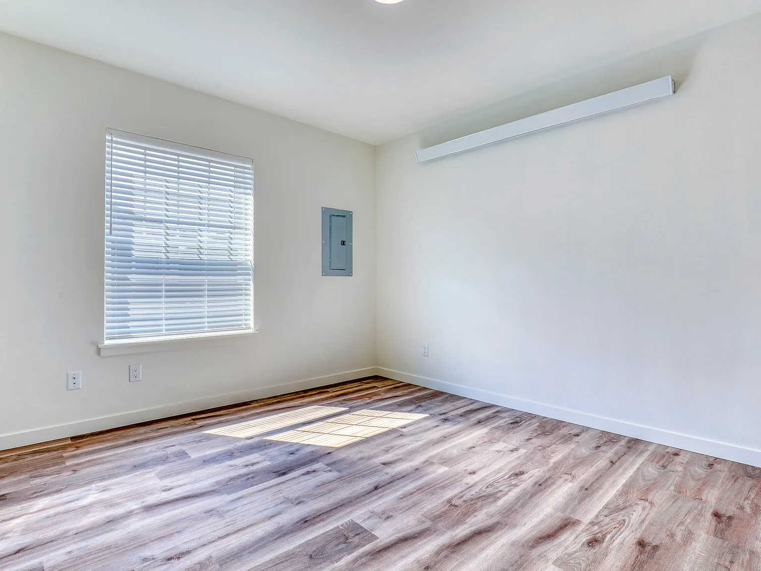 5 bed, 1700 sqft, $6,995 — Photo 4