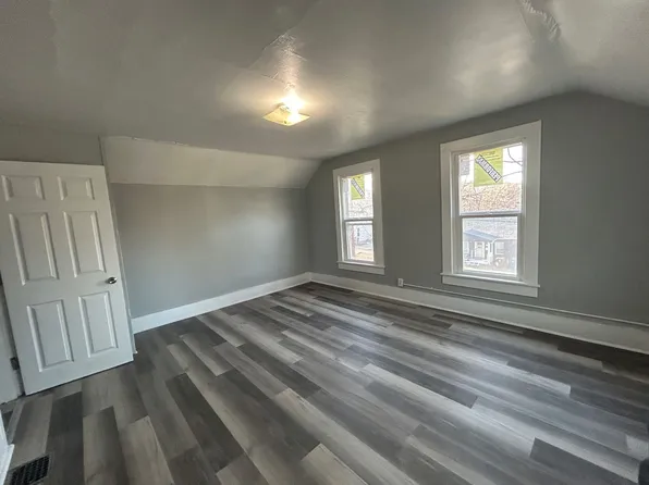 606 W 5th St APT 2, Muscatine, IA 52761