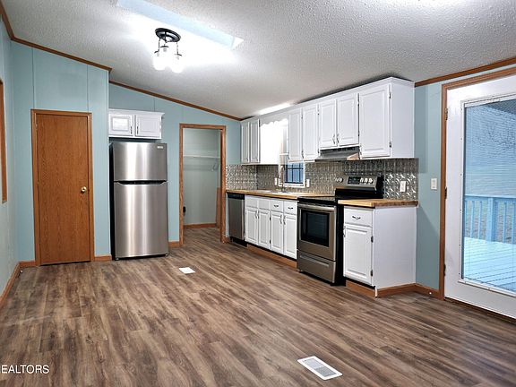 3rd image of 2521 Lakeside Dr