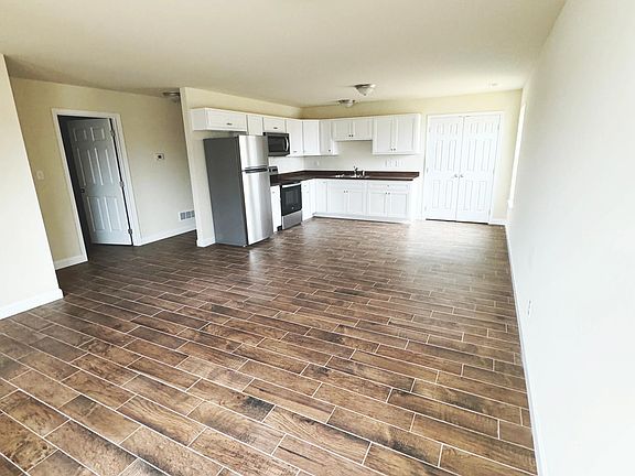 Open floor plan den, dining, and kitchen with lots of light