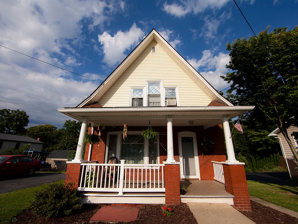 Charming cape cod within walking distance to Lock Haven University.