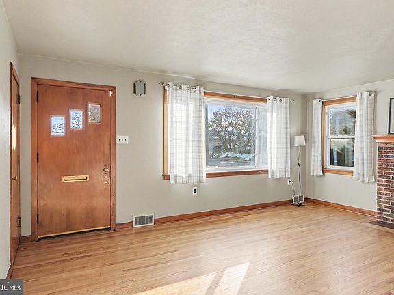 5th image of 3000 Prince St