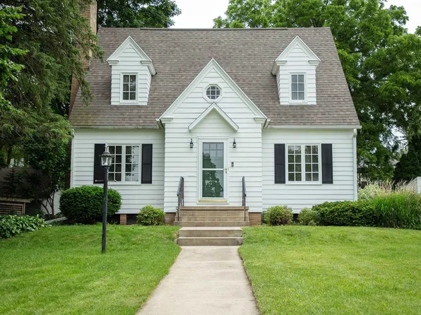 215 6th St NW, Waverly, IA 50677